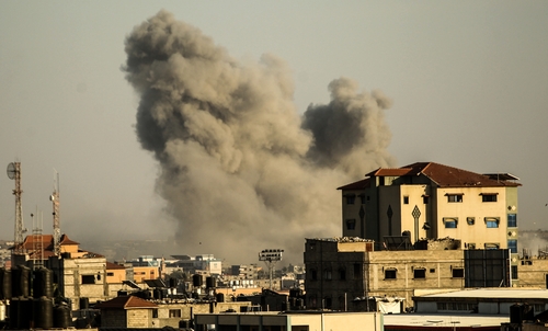 하마스 로켓공격에 이스라엘, 라파 보복공습…"16명 사망"