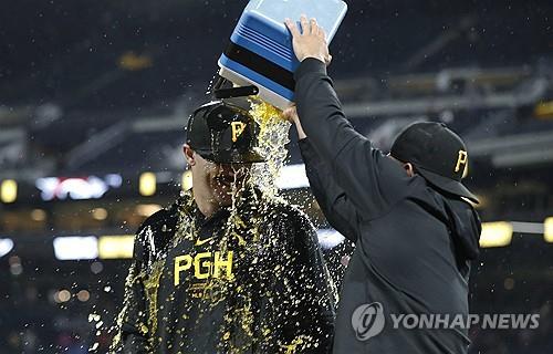 경기 후 인터뷰 중 데뷔전 축하 세례를 받는 스킨스