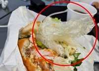 [OK!제보] 유명 햄버거에 비닐장갑…증거 회수한 후엔 '오리발'
