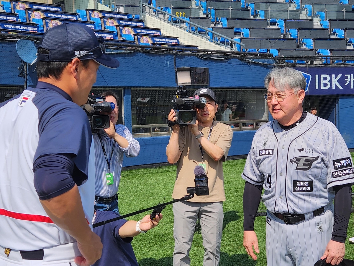 김경문 한화 감독과 이승엽 두산 감독의 만남