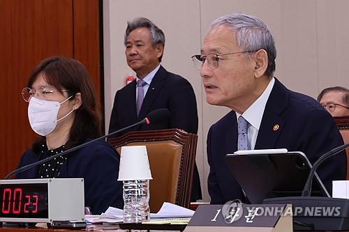 답변하는 유인촌 문체부 장관과 뒤에 서 있는 이기흥 대한체육회장