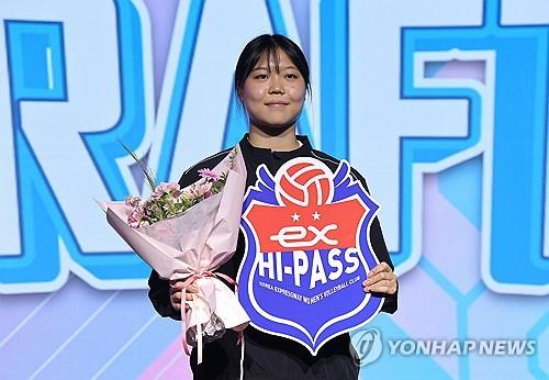 신인 드래프트 1순위로 도로공사로부터 지명받은 이지윤