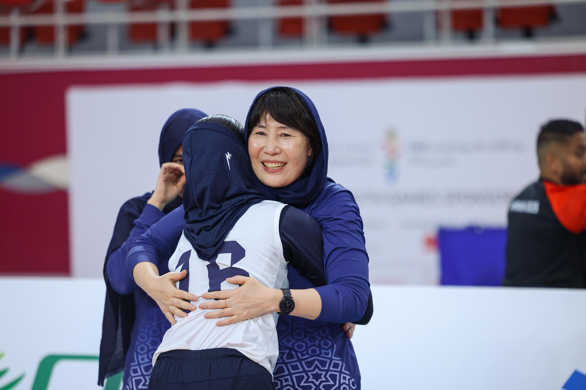 바레인 아시아청소년대회 우승 후 포옹하는 이도희 이란 U-18 여자대표팀 감독