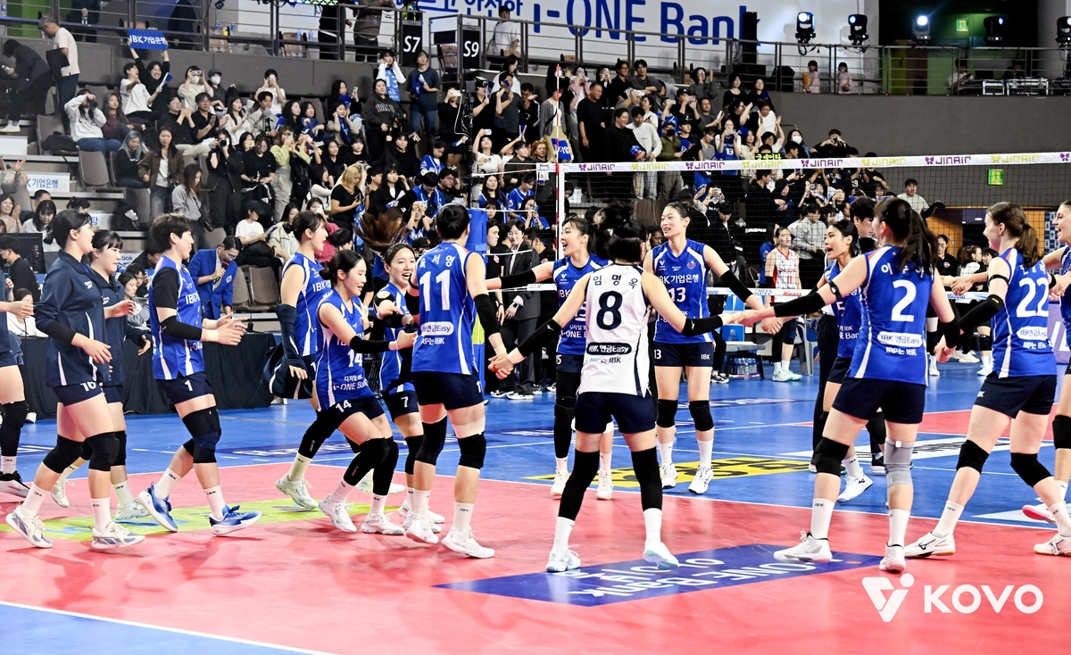 승리에 기뻐하는 IBK기업은행 선수들