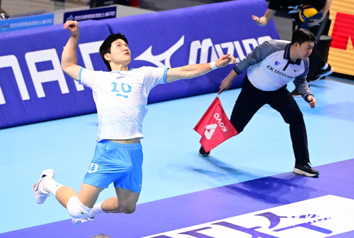 스파이크 서브 넣는 대한항공의 정지석