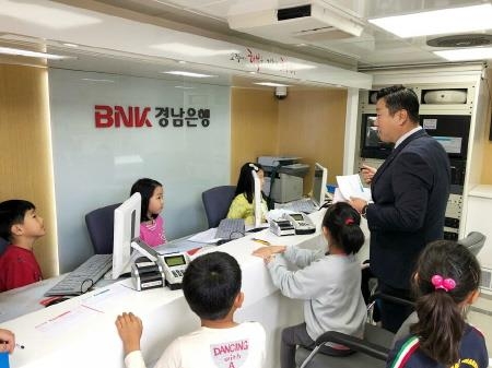 BNK경남은행, '산간벽지 초등학교 무빙뱅크 방문행사' 개최 - 1