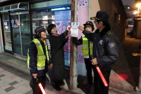 인천동구, 민관합동 불법 광고물 근절 캠페인 실시 - 1