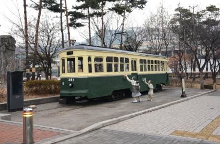 보존처리 완료된 전차 381호(서울역사박물관 앞)