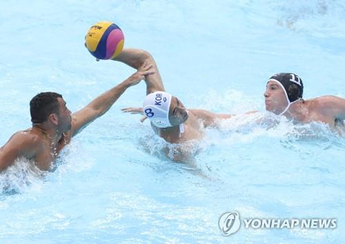 Kim Moon-soo (centro), de Corea del Sur, marca un gol contra Nueva Zelanda en el encuentro de waterpolo masculino por el 15º puesto del 18º Campeonato del Mundo de la Federación Internacional de Natación (FINA), disputado, el 23 de julio del 2019, en el estadio de waterpolo de la Universidad Nambu, en Gwangju, a 330 kilómetros al sur de Seúl. (ⓒComité Organizador del Campeonato Mundial de la FINA de Gwangju 2019 y Agencia de Noticias Yonhap. Prohibida su reventa y archivo)