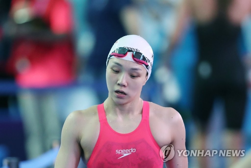 La nadadora Kim Seo-yeong de combinado individual de 200 metros femeninos en el 18º Campeonato del Mundo de la FINA, sale de la piscina después de acabar en el sexto puesto de la competencia, celebrada, el 22 de julio de 2019, en el Centro Acuático Internacional de la Universidad Nambu, en Gwangju.