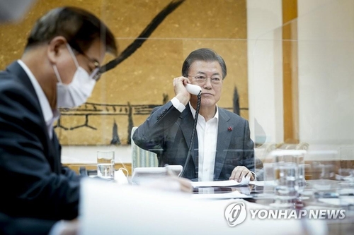 Moon y Xi acuerdan cooperar para lograr mayores intercambios y lazos más estrechos entre sus países
