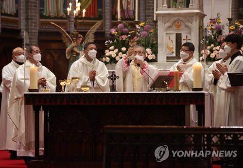 El cardenal Andrew Yeom Soo-jung (centro), arzobispo católico titular de Seúl, preside una misa de réquiem, el 28 de abril de 2021, dedicada al difunto cardenal Nicholas Cheong Jin-suk en la catedral de Myeongdong, en Seúl.