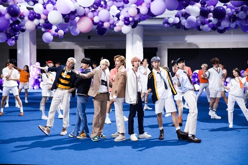 La foto, proporcionada, el 14 de julio de 2021, por Big Hit Music, muestra a BTS realizando una actuación en el programa de entrevistas estadounidense "The Tonight Show Starring Jimmy Fallon". (Prohibida su reventa y archivo)
