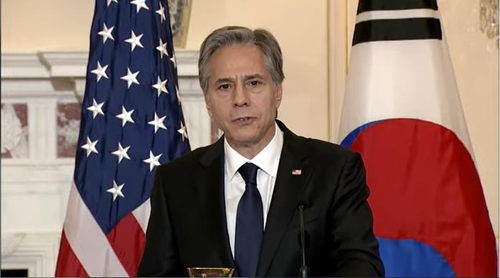 La foto, capturada de la página web del Departamento de Estado de EE. UU., muestra a su secretario, Antony Blinken, respondiendo una pregunta, en una conferencia de prensa conjunta con el canciller surcoreano, Park Jin, tras una reunión celebrada, el 13 de junio de 2022 (hora local), en Washington. (Prohibida su reventa y archivo)
