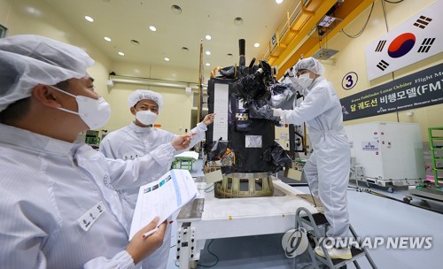 La foto de archivo, proporcionada, el 6 de junio de 2022, por el Instituto de Investigación Aeroespacial de Corea del Sur (KARI, según sus siglas en inglés), en Daejeon, muestra a ingenieros aeroespaciales realizando una inspección del primer orbitador lunar de Corea del Sur, el "Danuri", para ser lanzado hacia el espacio desde la Estación de la Fuerza Espacial de Cabo Cañaveral, en Florida, Estados Unidos. (Prohibida su reventa y archivo)