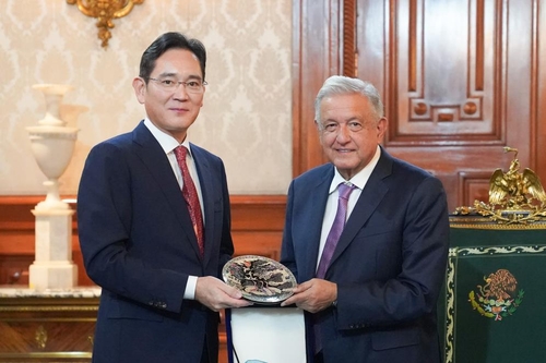 La foto, proporcionada por Samsung Electronics Co., muestra al vicepresidente de la compañía, Lee Jae-yong (izda.), posando para una foto con el presidente de México, Andrés Manuel López Obrador, durante una visita de cortesía realizada, el 8 de septiembre de 2022 (hora local), en la oficina del presidente mexicano, en Ciudad de México, al objeto de solicitar el apoyo del país a la candidatura de Busan para albergar la Expo Mundial 2030. (Prohibida su reventa y archivo)