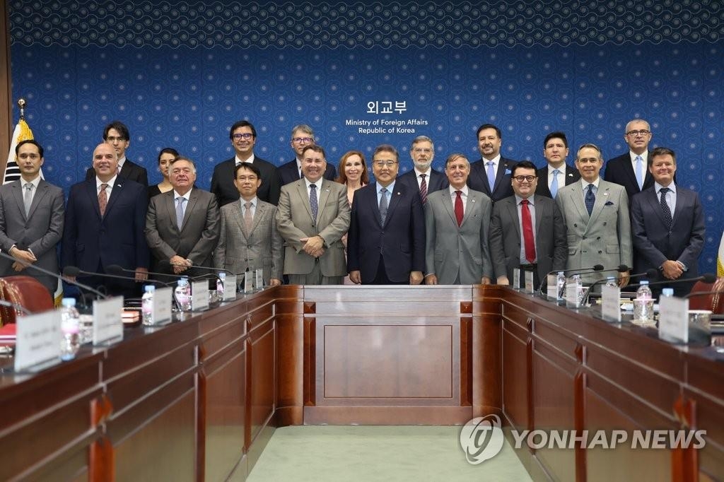 El ministro de Asuntos Exteriores de Corea del Sur, Park Jin (quinto por la dcha., frente), posa para una fotografía con los embajadores de los países latinoamericanos ante Seúl, durante una reunión, celebrada, el 30 de septiembre de 2022, en la Cancillería, en Seúl.