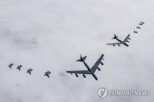 La foto de archivo, proporcionada por el Ministerio de Defensa surcoreano, muestra ejercicios aéreos entre las Fuerzas Aéreas de Corea del Sur y Estados Unidos, el 14 de abril de 2023, en la península coreana, en los cuales participaron bombarderos estratégicos B-52H y cazas furtivos F-35A estadounidenses y cazas F-16 surcoreanos. (Prohibida su reventa y archivo)