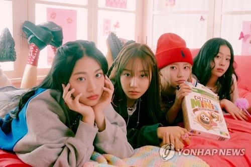La foto, sin fechar, proporcionada por la agencia de representación Attrakt, muestra al grupo femenino de K-pop Fifty Fifty. (Prohibida su reventa y archivo)