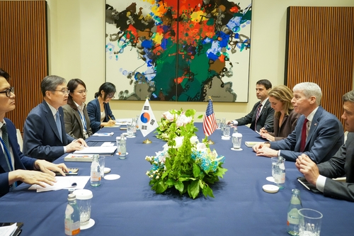 En esta fotografía, proporcionada por el Ministerio de Asuntos Exteriores surcoreano, se muestra a su ministro, Cho Hyun (segundo por la izda.), y el secretario de Energía de EE. UU., Chris Wright (segundo por la dcha.), celebrando una reunión, el 25 de septiembre de 2025 (hora local), al margen de la Asamblea General de la ONU, en Nueva York. (Prohibida su reventa y archivo)