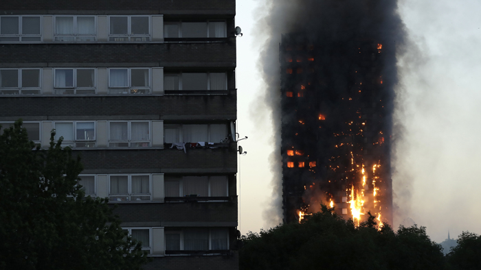 런던 아파트 화재 사망자수 17명으로 늘어…"100명 이상 사망 우려"