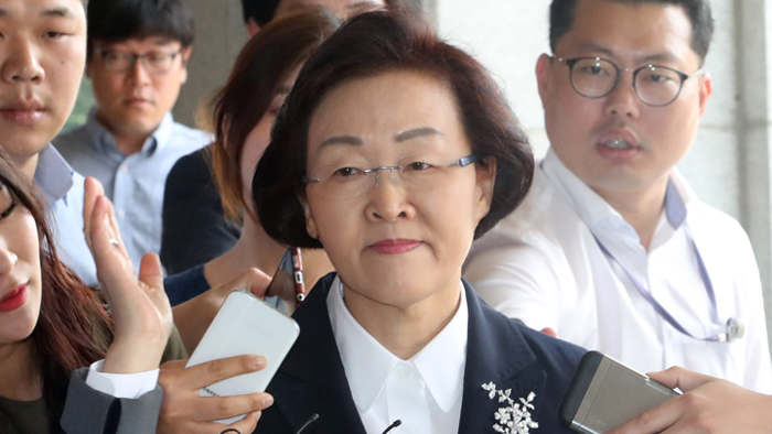 '문재인 비방' 신연희 검찰 출석…묵묵부답