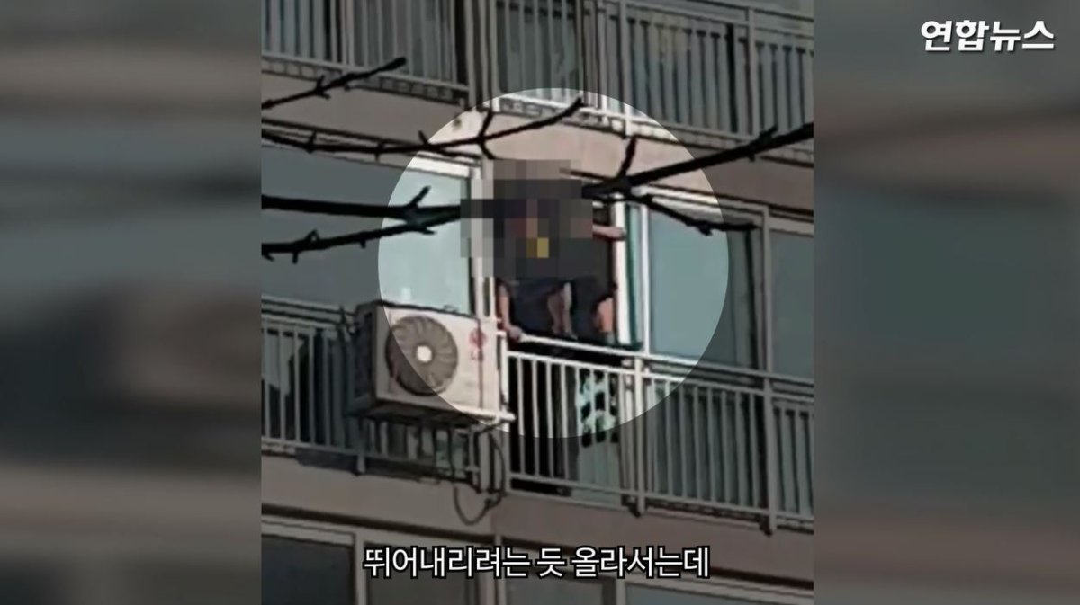 [현장영상] 50대 남성 아파트서 물건 던지며 투신소동…차량도 파손