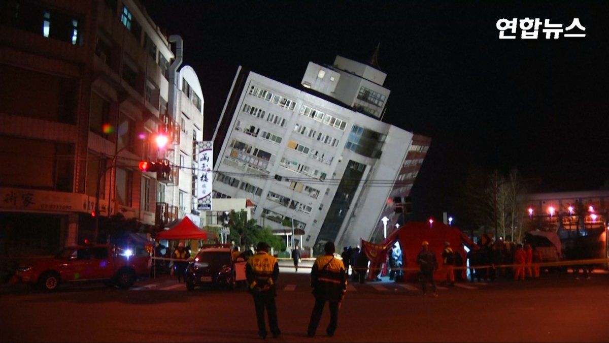 [현장영상] 대만 6.4 강진에 건물 무너져…"2명 사망, 200여명 부상"
