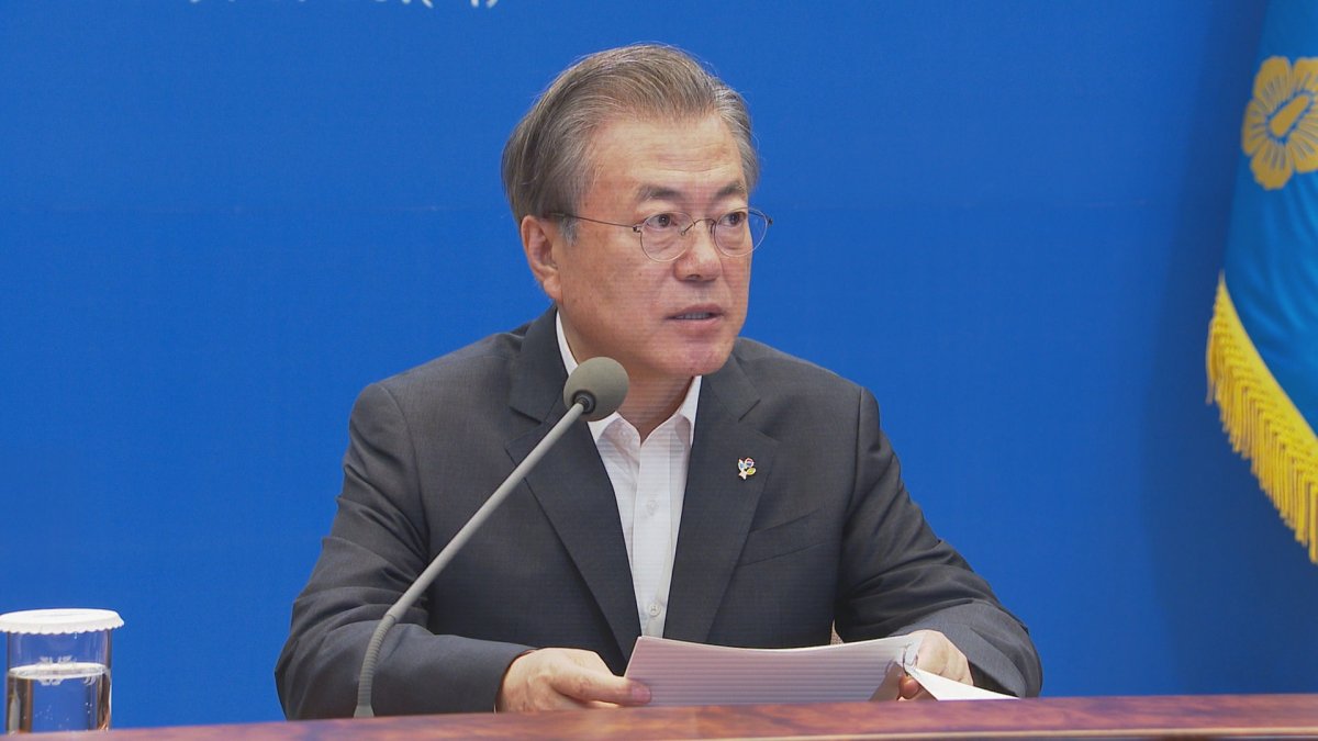 문 대통령 "北 어선 경계 못한 부분 철저 점검"