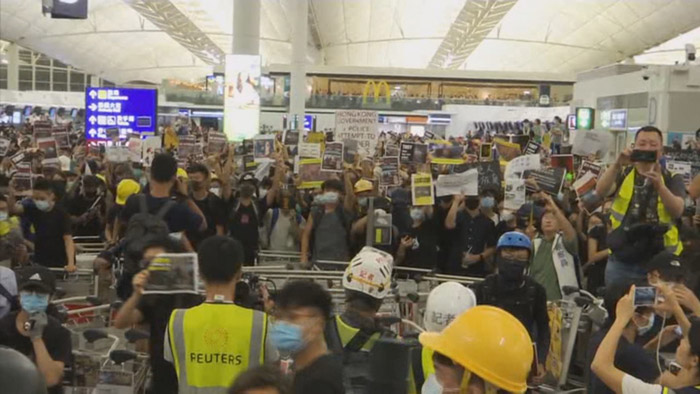 홍콩 공항 점거 5명 체포…중국군 "10분이면 홍콩 도달"