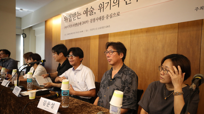 日 소녀상 전시 중단 놓고 예술감독-큐레이터 설전
