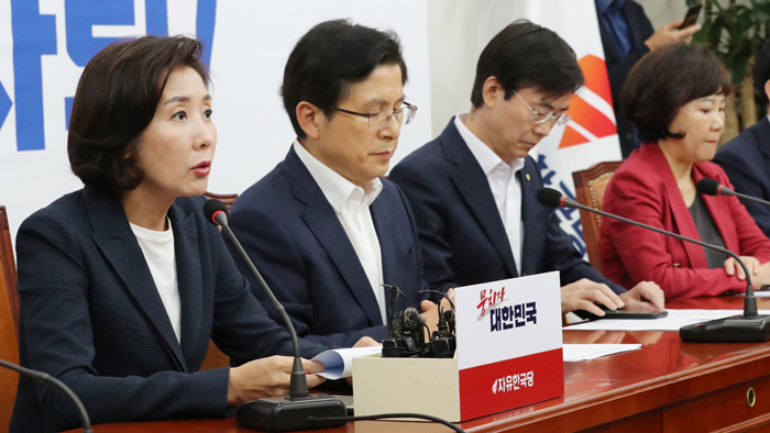 한국당 "조국 임명시 특검·국조…문재인 정권 종말 시작"