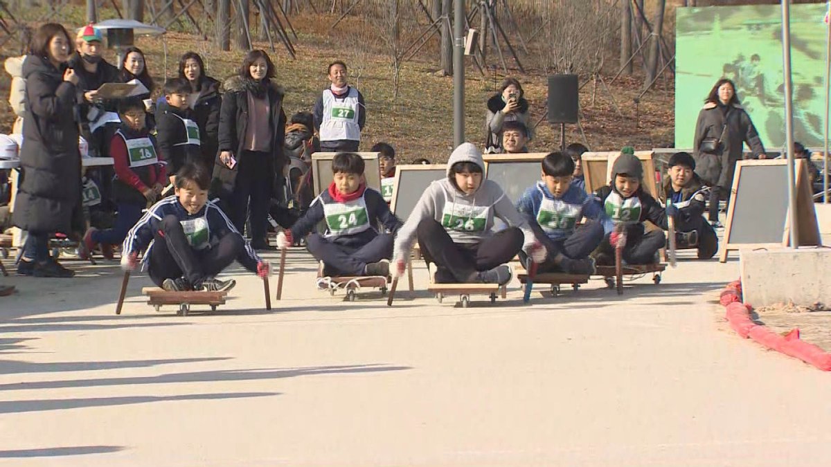 성탄절 분위기 물씬…주말 나들이 나선 시민들