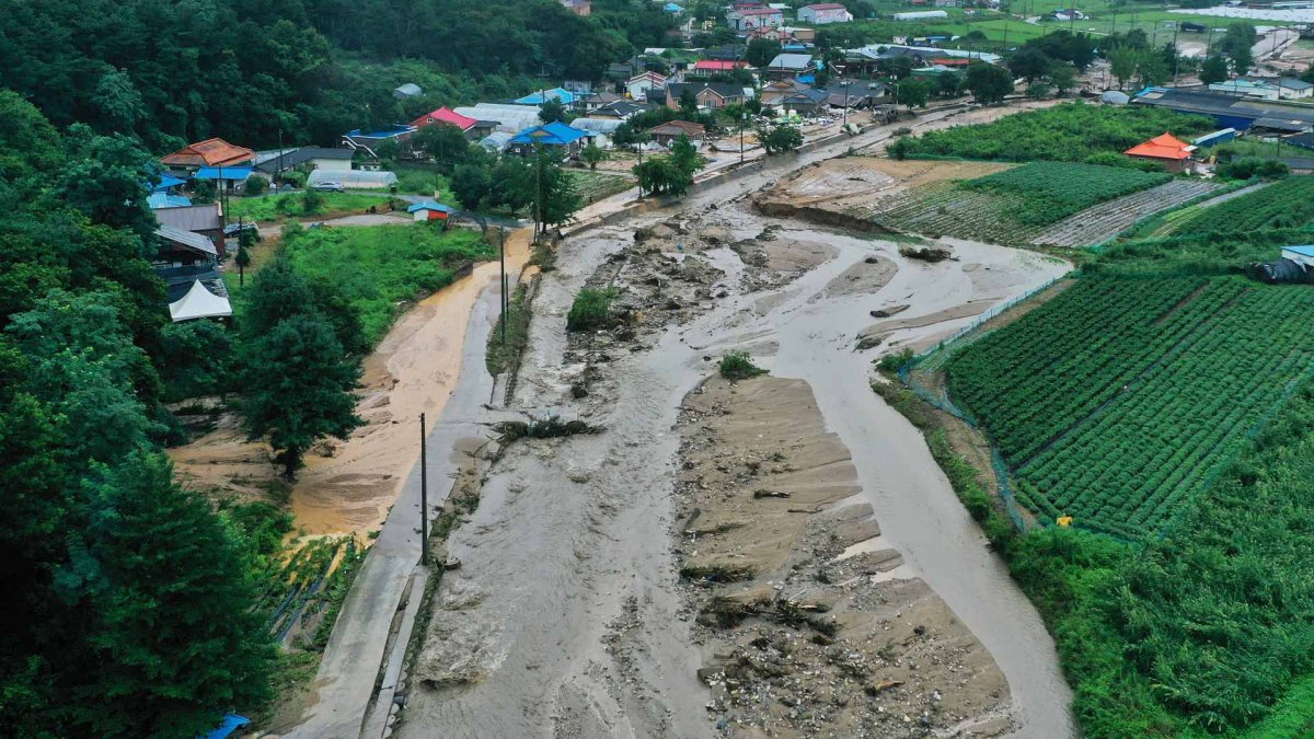 이천 산양저수지 제방 붕괴…안성에서는 산사태