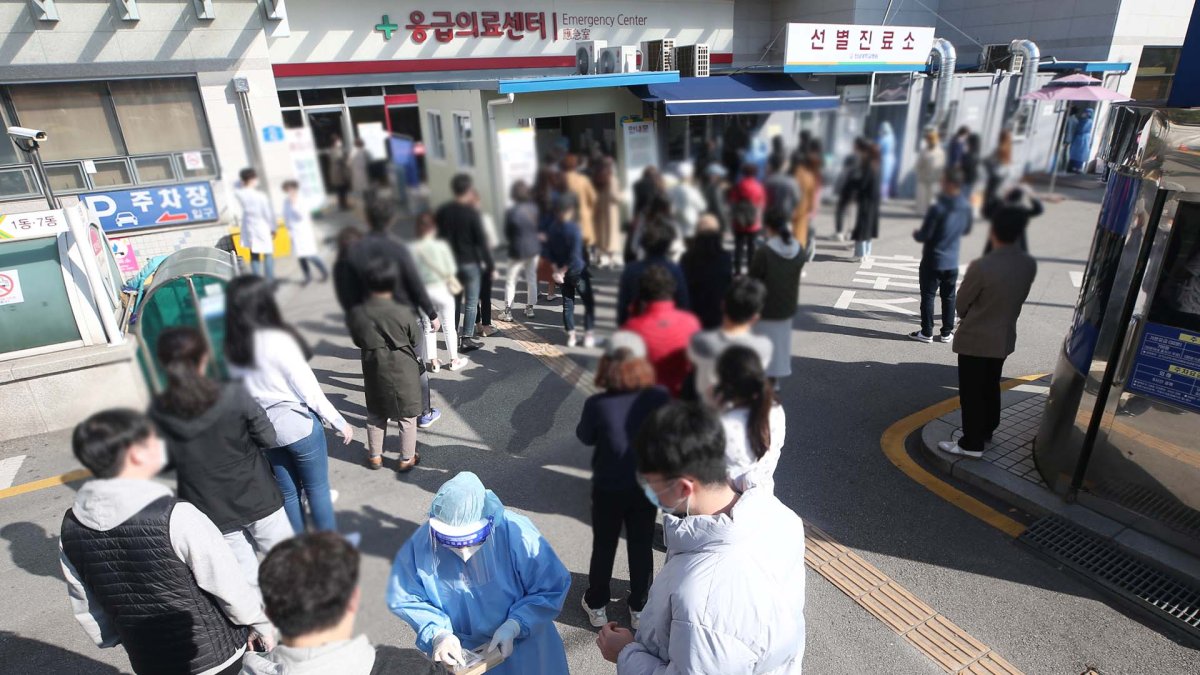 신규확진 닷새째 300명대…오늘 수도권 2단계 논의