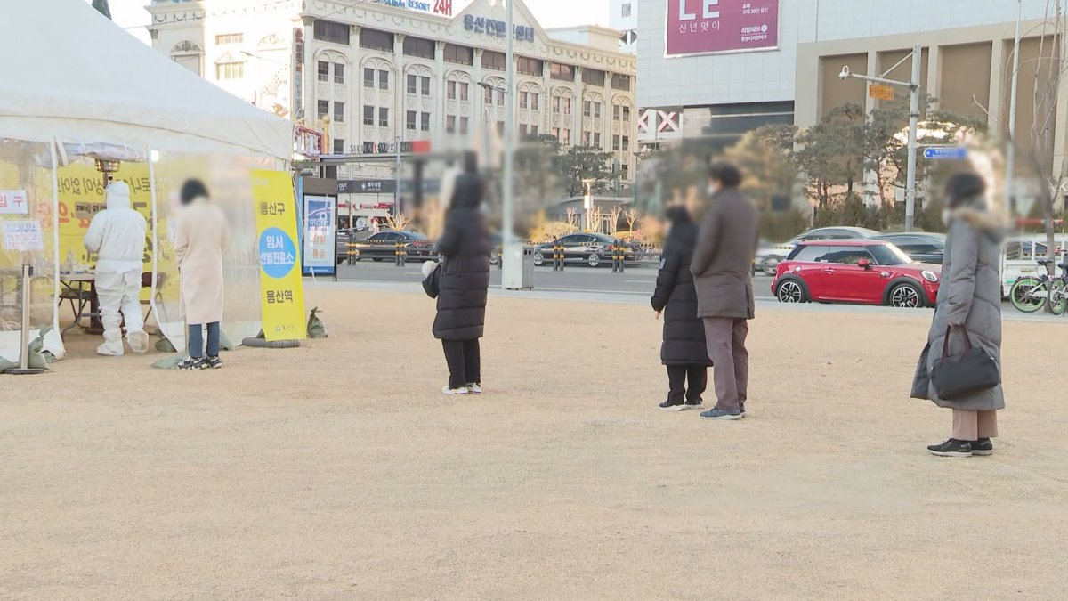거리두기 완화돼도…"의심되면 즉각 검사"