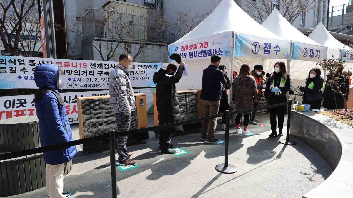 이틀 연속 300명대…이르면 금요일 거리두기 조정 발표