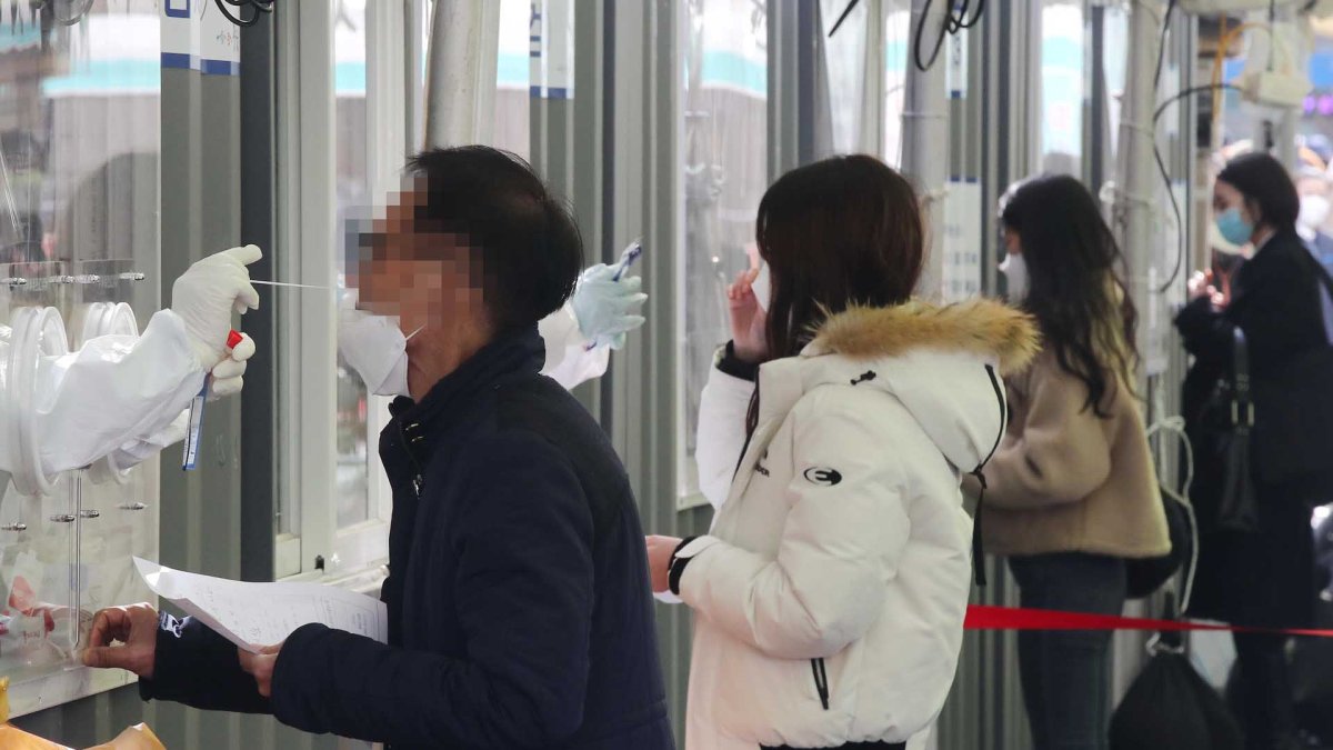 확진자 다시 400명대…거리두기 조정안 26일 발표