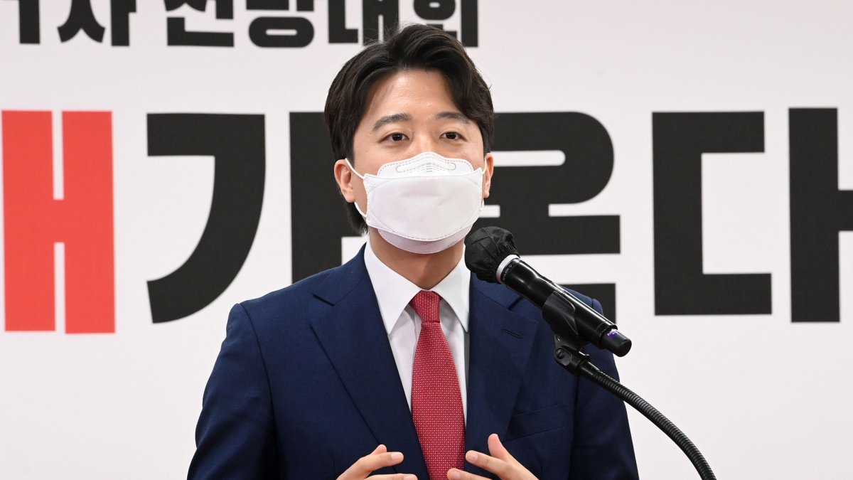 신임 당대표에 36살 이준석…'변화' 선택한 국민의힘