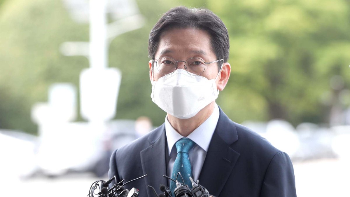 김경수 전 지사, 봉하마을 묘역 참배…이르면 주말 수감