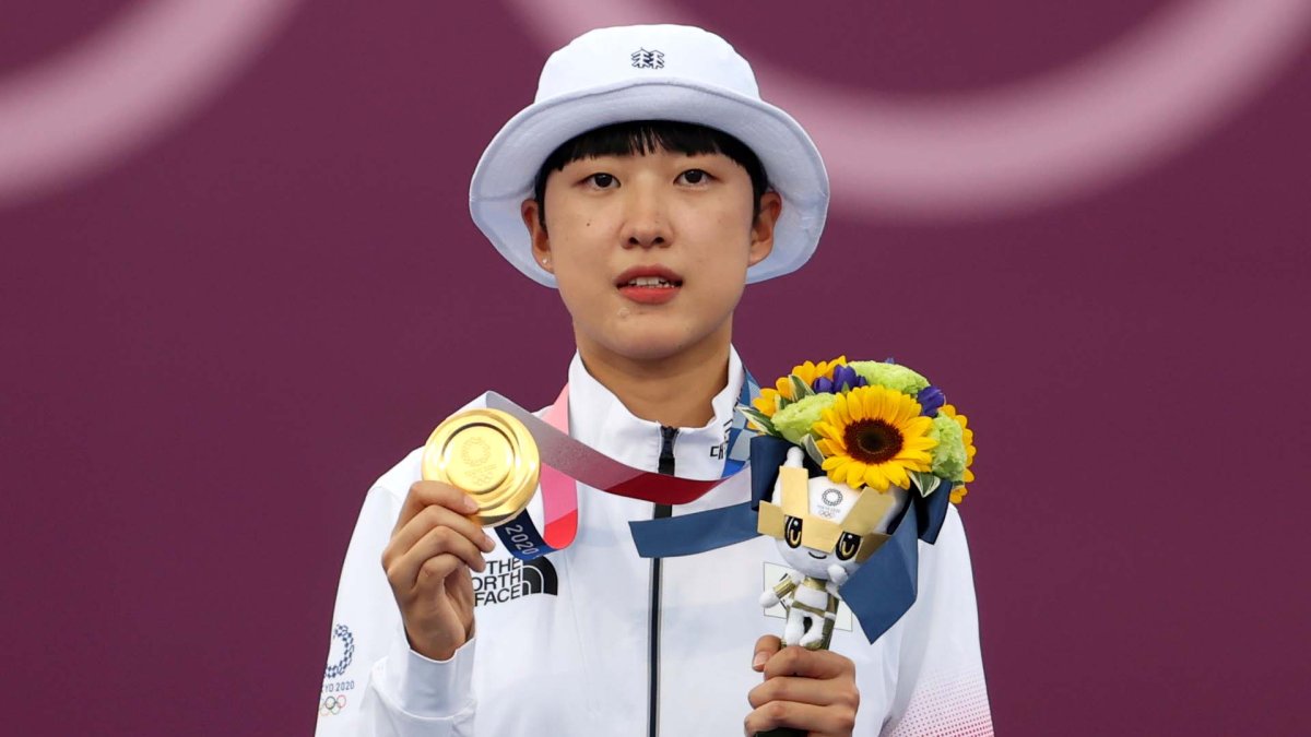 안산, 여자양궁 개인전 금메달…첫 3관왕 등극