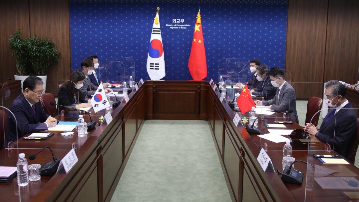 한중 외교, 北탄도미사일에 "대화재개에 도움 안돼"