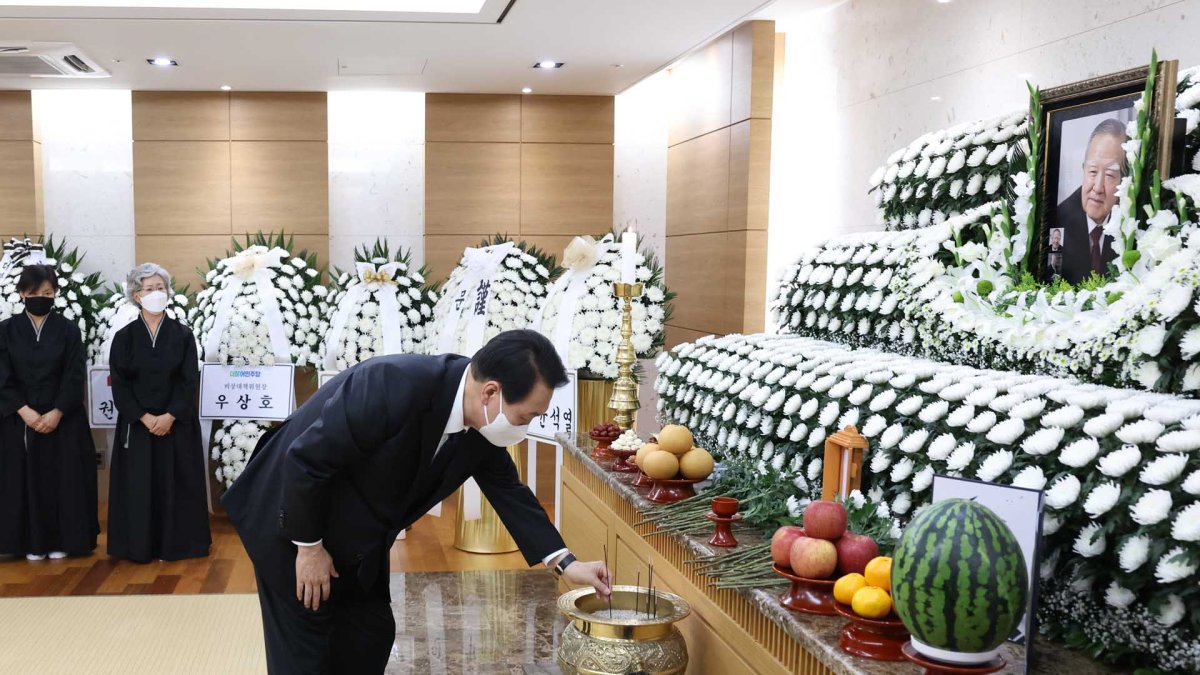 윤 대통령, 조순 전 부총리 빈소 찾아 조문