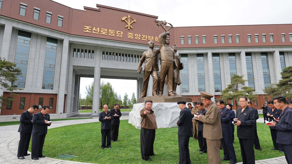 Kim Jong-un visite une école du Parti nouvellement construite
