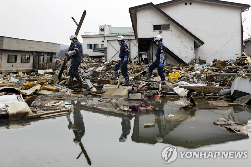 일본 대지진 참사 한달 후, 폐허가 된 마을의 모습(AP=연합뉴스, 자료사진)