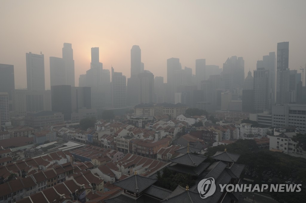 지난해 6월 인도네시아 산불로 인해 연무 피해를 입은 싱가포르 모습(AP=연합뉴스 자료사진)