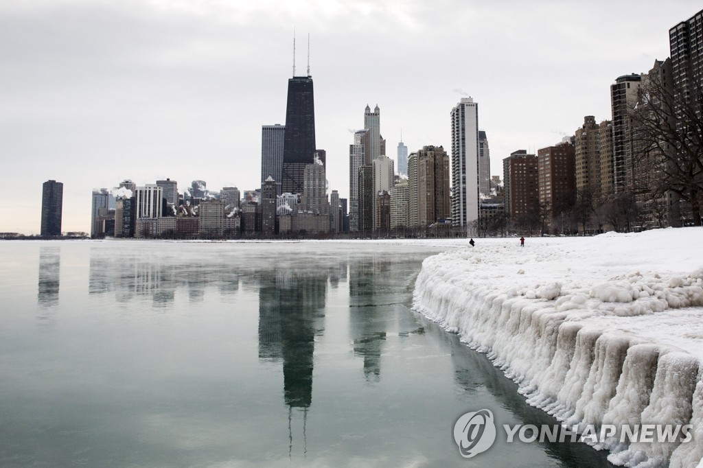 꽁꽁 얼어붙은 미국 시카고의 스카이라인. (AP=연합뉴스)