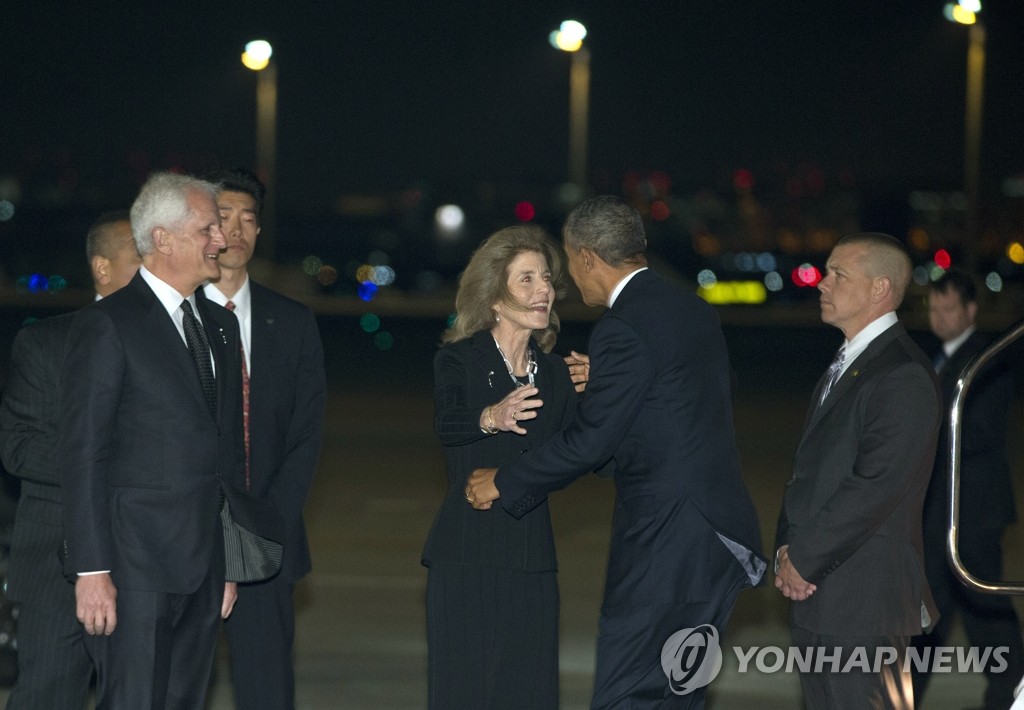 (도쿄 AP=연합뉴스) 버락 오바마 미국 대통령이 23일 오후 도쿄 하네다 공항에 착륙한 전용기에서 내려와 영접나온 캐롤라인 케네디 주일 미국대사과 포옹하고 있다.
President Barack Obama is greeted by U.S. Ambassador to Japan Caroline Kennedy and her husband Edwin Schlossberg, left, as he arrives on Air Force One at Haneda International Airport in Tokyo, Wednesday, April 23, 2014, as he begins a four-country trip through the Asia-Pacific region. (AP Photo/Carolyn Kaster)