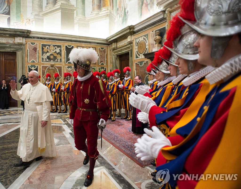 지난 5월 5월 서약식을 앞두고 프란치스코 교황이 신병들에게 인사하고 있는 모습. 오른쪽이 해임된 근위대장 다이넬 루돌프 안리히다. (AP/오세르바토레 제공= 연합뉴스) 