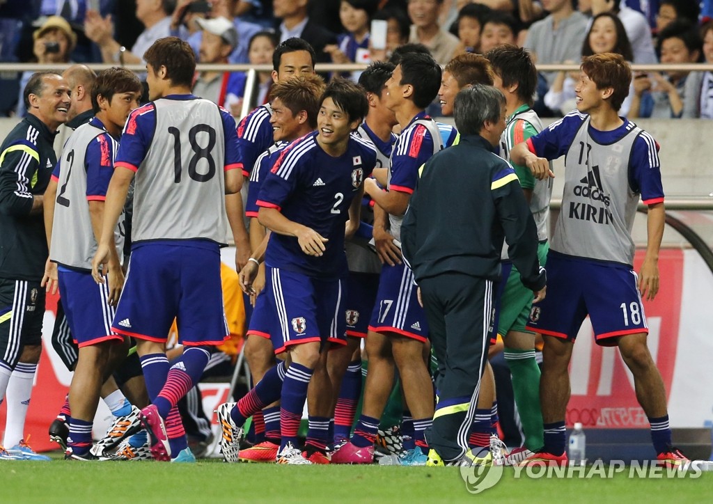 (AP=연합뉴스) 우치다 아스토(가운데)가 27일(현지시간) 일본 도쿄에서 열린 키프로스와의 축구대표팀 평가전에서 득점에 성공한 뒤 팀동료들과 함께 기뻐하고 있다. 이날 일본은 우치다의 결승골로 1-0 승리를 거뒀다.